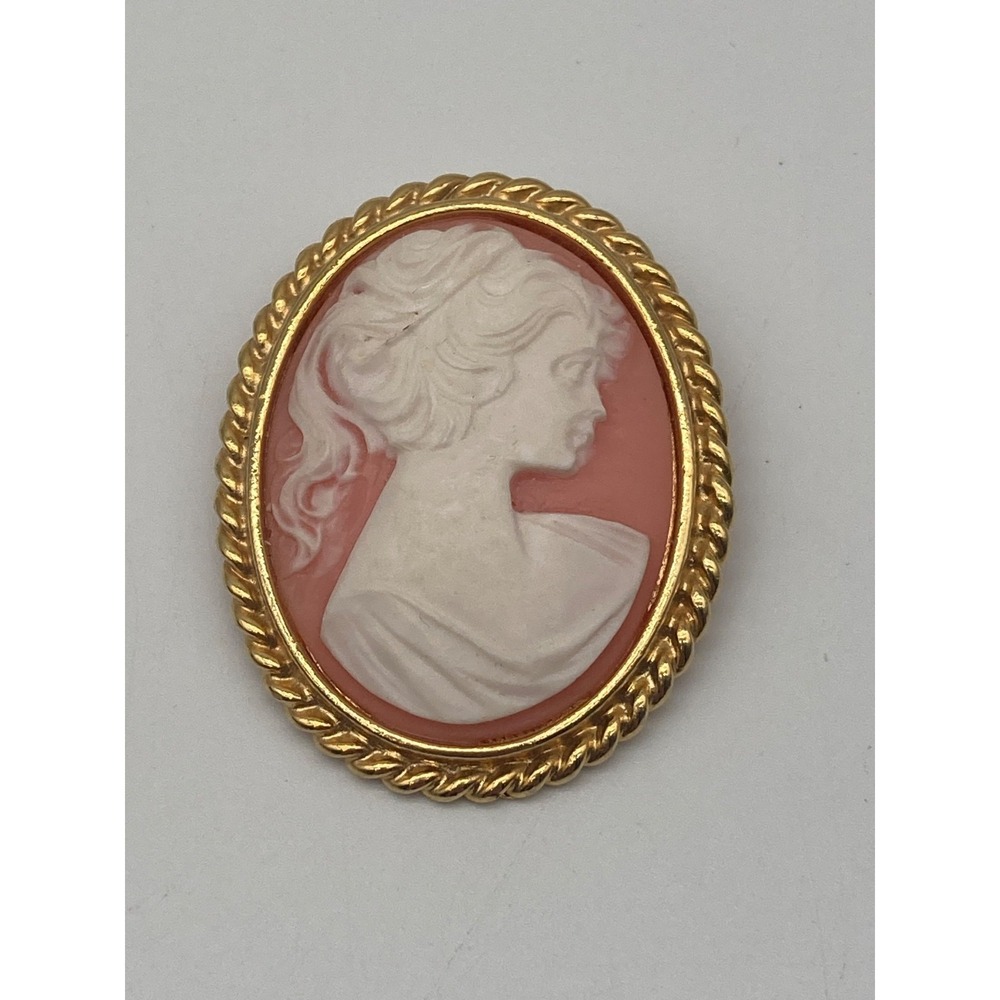 Vintage Oval Faux Coral Cameo Brooch Pin Gold Tone Rope Twist Border Oval
